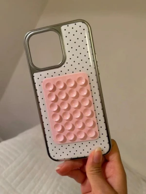 iPhone 14/15 Pro Max skal - Trendigt skal med rosa sugpropp. SÅ gulligt till sommar/vår 🥰💗