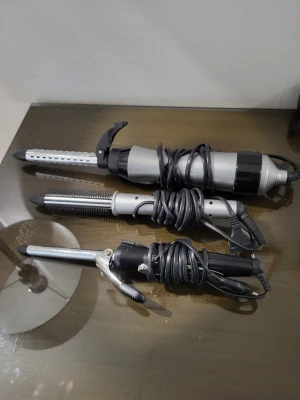 Hårstylingpaket: OBH Nordica varmluftsborste, SilverCrest locktång, BaByliss - Detta paket innehåller tre hårstylingverktyg: en Silvercrest varmluftsborste, en OBH Nordica plattång och en BaByliss locktång. Silvercrest varmluftsborsten är modell SWCD 1000 B1, 220-240V, 50Hz, 1000W. OBH Nordica plattången är modell 5828, 100-240V, 50/60Hz, 15W. BaByliss locktången är av typ F10-a, Ref. 2213, 230-240V, 50Hz, 55W.  Alla funkar som de ska.