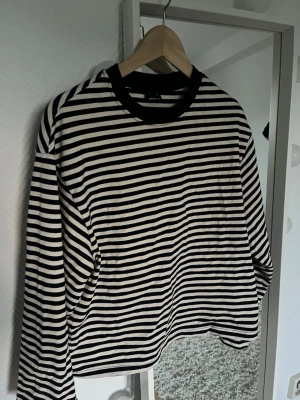 Randig tröja från Gina tricot - Nästan aldrig använd!!💕💕 Så så fin