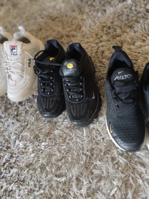 Nike Air Max svarta sneakers - Säljer ett par svarta Nike Air Max sneakers med klassisk siluett och tydlig Air Max-logga på plösen. Skorna har svarta snören, diskreta detaljer och en robust sula. Perfekta för dig som gillar sportig och clean stil.