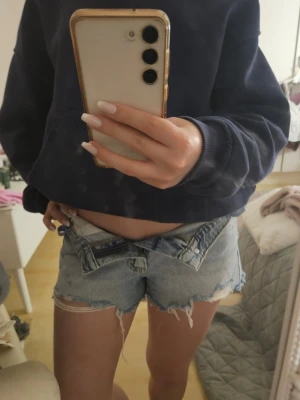 Ljusa denimshorts från Gina Tricot - Säljer ett par blå jeansshorts från Gina Tricot i storlek 158. Shortsen är använda men välskötta, inga hål eller fläckar. Klassisk jeansshorts modell som passar till allt! Snygga och kan stylas på flera olika sätt till sommaren! Nypris runt 200 kr! 💓