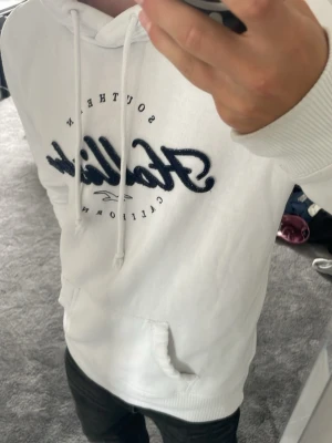 Hollister Hoodie - Säljer en riktig fet vintage 2000 Hollister hoodie i mycket bra skick. Storleken säger M men tröjan passar dig som har strl XS. Tveka inte på att höra av dig vid minsta lilla fundering!💛