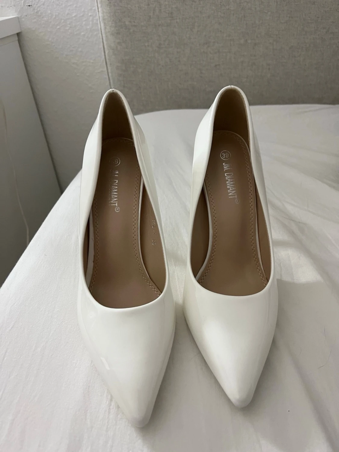 Vita pumps/ klackeskor  - 2