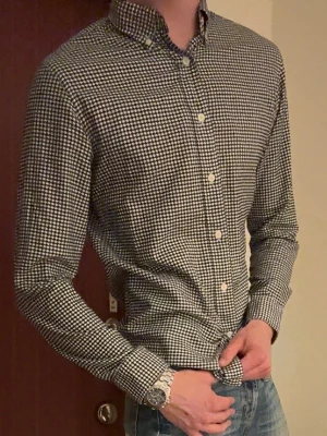Rutig Skjorta  - Selected Homme slim fit-skjorta i fint skick 👔  Stilren rutig skjorta från Selected Homme som passar lika bra till jeans som chinos eller linnebyxor. En tidlös modell med slim fit-passform som ger en välklädd men avslappnad look.  
