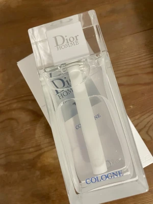 Dior Homme Cologne EdT 75 - Fräsch och elegant herrparfym från Dior med en väldigt stark citrusdoft. Flaskan är genomskinlig med vit spray och stilren design. Kommer i originalförpackning med silverdetaljer och tydlig märkning. Perfekt för dig som vill ha en fin citrus doft till sommaren. Använd varsamt fåtal gånger. Finns det något du tänker på så är det bara att fråga:)