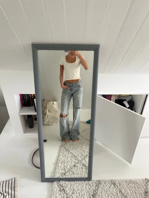 Ribbad vit croppad topp Monki - Säljer en ribbad vit croppad topp från Monki med rundad urringning och korta ärmar. Toppen har en slim passform och är tillverkad i mjuk bomull med lite stretch. Perfekt att styla med jeans eller kjol.