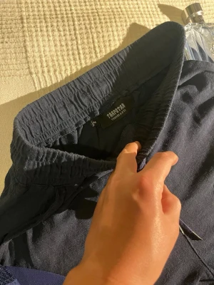 Mörkblå shorts från Trapstar - Säljer ett par mörkblå shorts från Trapstar. Perfekt in för sommaren! Tvättas och fixas för er kunnande kommer! Fråga bara om det är nåt!