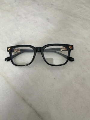 Svarta glasögon chrome hearts - Guldiga detaljer svarta chrome hearts glasögon skyddar mot blåttljus