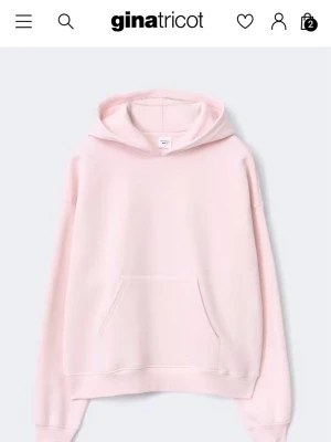 Ljusrosa hoodie från Gina Tricot - Säljer en ljusrosa hoodie från Gina Tricot. Den är jätte mjuk och skön och passar perfekt till t.e.x en sen sommarkväll! Perfekt för en chill och trendig look. Använd fåtal gånger men ser ut som ny!🥰Nypris 360kr så säljer den för 260kr! 