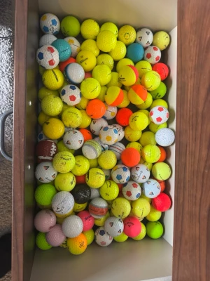 Stort parti blandade golfbollar ( skriv dm så löser vi pris och bollar)  - Säljer alla bollar från callaway, titiliest, talyormade, srixon, bridgestone, och massa andra märken  ( kom dm för pris) Säljer ett stort parti golfbollar i olika färger som vit, gul, orange, rosa och flerfärgade. Flera bollar har mönster. 