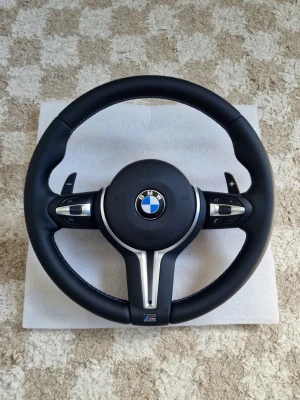BMW M sport ratt (lci) - Säljer denna as snygga M-sport ratten till dig som vill uppgradera din tråkiga basmodel ratt. Ratten har de vanliga multi funktionella knapparna som ni ser på bilderna, pedaler samt original airbag system.  OBS!!! Funktioner som saknas är: Värme, vibration och hands-off detection.    Kompatibel med följande modeller: 1-series F20/21/52 |  2-series F22/23/45/46 | 3-series F30/31/34/35 |  4-series F32/34/36 |  5-series F10/11 och några mer. Priset är ej hugget i sten, lägg rimliga förslag 