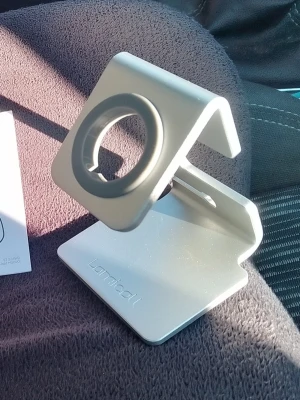 Lamicall silver laddningsställ - Snyggt och stabilt laddningsställ från Lamicall i silverfärgad metall. Perfekt för att hålla din smartwatch eller annan wearable på plats när den laddas. Modern design med rund öppning för laddkabel och halkfri botten.