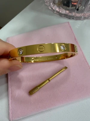 18k guldpläterat armband - Ett stilrent och tidlöst armband tillverkat av rostfritt stål och pläterat med 18K guld. Den eleganta designen gör det till ett perfekt basarmband som enkelt kan matchas med alla dina favoritaccessoarer. Bär det ensamt för en minimalistisk look eller kombinera det med andra armband för en personlig stil. ✨ Rostfritt stål ✨ 18K guldplätering ✨ Stämplat ✨ Tidlös och lättmatchad design ✨ Finns i storlek 18 cm ✨ Passar både vardag och fest Kolla bifogade bilder😉