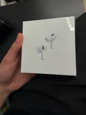 Apple AirPods Pro 2 USB-C - Säljer ett par vita Apple AirPods Pro (2:a generationen) med MagSafe-laddningsetui och USB-C. Trådlösa in-ear hörlurar med stilren design och silikonproppar för bra passform. Perfekta för musik, samtal och brusreducering.