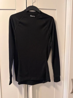 Träningströja CRAFT - Träningströja, svart färg, 100% polyester. Jätteskön och bekväm att träna i. 