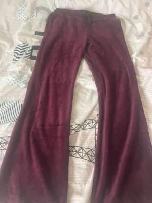 Vinröd mjukis från gina - Säljer dom sköna vinröd mjukis från Gina tricot , storlek 158/ 164
