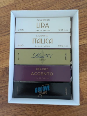 Xerjoff parfymset 10ml totalt  - Parfymset discovery från Xerjoff med fem olika dofter: Casamorati Lira, Casamorati Italica, Louis XV, Accento och Groove Escape. Varje prov är 2 ml och kommer i eleganta små kartonger i vitt, guld, lila och svart. Perfekt för att upptäcka nya lyxiga dofter.