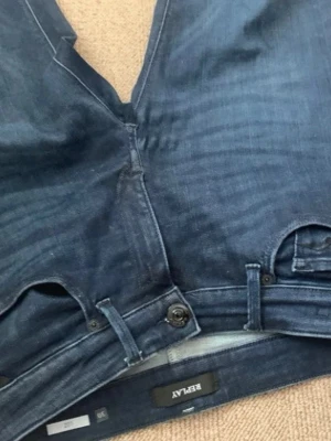 Mörkblå replayjeans - Hej! Säljer dessa  jeans i storlek w30 . De är varsamt använda och i mycket fint skick, 9/10. Nypris var 2000, säljs för 349. Hör gärna av dig vid minsta fråga eller om du vill ha fler bilder! 🙌   skulle säga att jeansen passar 170-180