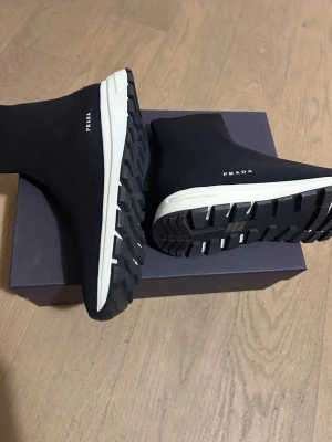 Prada sneakers - Säljer ett par helt nya Prada skor i storlek 42. Skorna är helt oanvända och kommer med orginallåda och prislapp. Hör av er vid intresse och vid önskan om fler bilder!