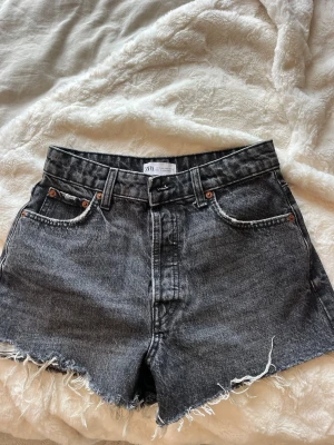 Svarta denimshorts från Zara - Säljer ett par svarta denimshorts från Zara med fransiga benslut. Jag har aldrig använt dem då de inte passar. Perfekta för sommaren och ger en cool, avslappnad vibe. 