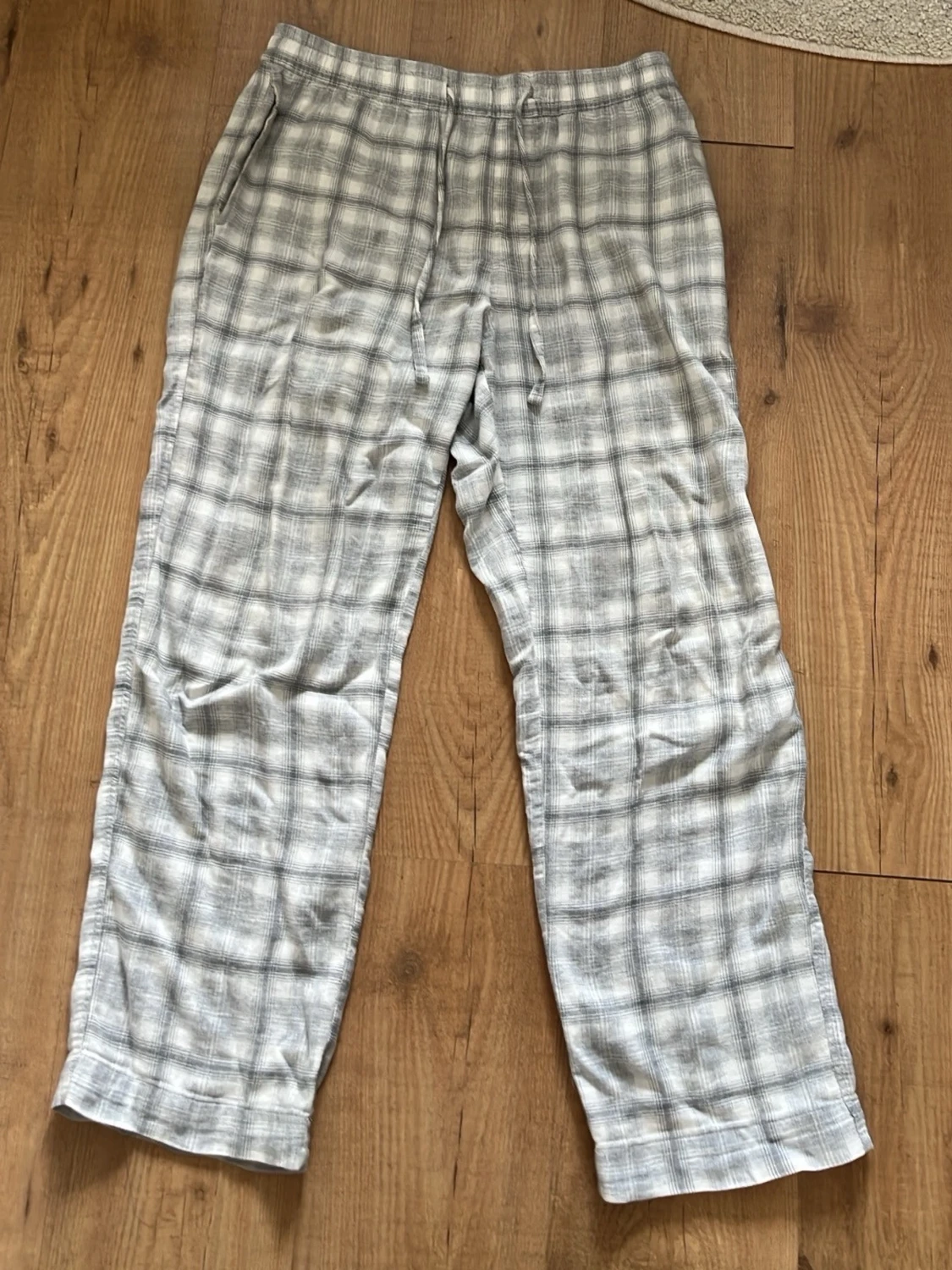 Grå rutiga pyjamasbyxor