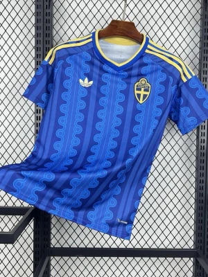 Sverige 2026 VM Bortatröja — Herr - Om produkten:  Finns i storlekar S, M, L, XL  •Officiellt inspirerad design •Andningsaktivt polyestermaterial •Snabbtorkande teknologi •Hållbara sömmar och tryck •Standardpassform — välj din vanliga storlek   Kontakta oss för att köpa! www.kithouse.se