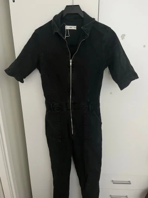 Svart jumpsuit från Mango - Helt ny jeans jumsuit endast testad, från mango! Så så snygg nu till sommarn men passar tyvärr inte mig därav säljer jag🙌💕stretchig så passar en S lika bra som en M