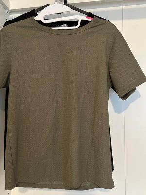  ribbad t-shirt 2-pack - Två enkla t-shirt med ribbad struktur och rund hals. T-shirten har korta ärmar och en rak passform som passar till det mesta. Perfekt för dig som gillar stilrena och bekväma plagg.