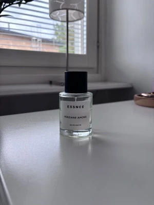 Essnce parfym - Perenne amore - essnce parfym, dupe på valentino born in Roma. Halva flaskan kvar, alltså 25ml, nypris 360kr.