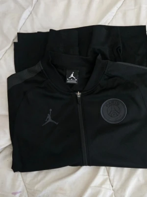 Svart zip tröja storlek S  - Nyskick, orginal från nike och psg. 