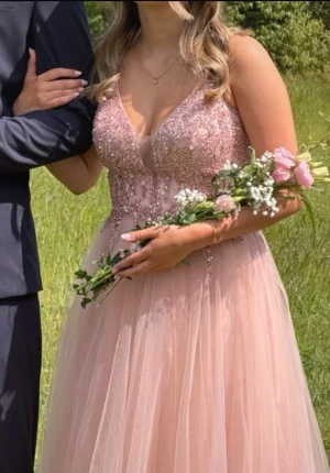 Balklänning - Jätte fin gammaldags rosa balklänning, från Dream Design i Motala. Original pris 5500kr, mitt pris 2500kr. Klänningen är i storlek 34 och har snörning där bak så att man kan justera utifrån sin kroppsform.🌸  Original prislapp skickas med.  Jag har använt klänningen på min studentbal 2026 och den är i mycket fint skick, finns inga skavanker alls på den. Den är som ny!