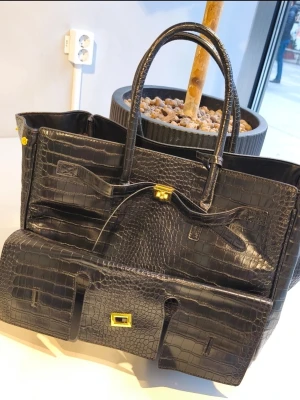 Bel Air-inspired oversized tote in black croc 🖤✨ - gorgeous Bel Air-inspired tote in black croc-embossed finish with gold-tone hardware. It has a chic oversized silhouette that's perfect for everyday use, travel, work, or anyone who loves a spacious bag with a luxury-inspired look. The croc texture catches the light beautifully, and the structured shape gives it a sophisticated feel while still being practical. Fits all your daily essentials and then some – laptop, iPad, makeup bag, charger, water bottle and more.
