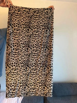 Leopardmönstrad långkjol - Säljer en långkjol med leopardmönster. Kjolen har rak passform 