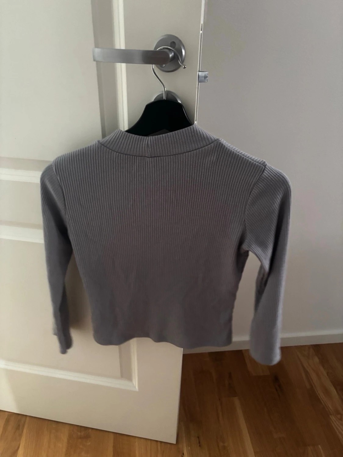 Grå ribbad långärmad topp från ES - 2