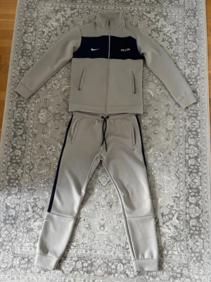 Nike Air Tracksuit - Mängdrabatt finns! Ju fler plagg du köper, desto bättre pris kan jag ge!