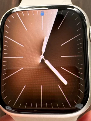 Apple Watch Series 7 (GPS + Cellular) med en 45 mm boett i aluminium. Fint skick batterihälsa 87%  - Apple Watch Series 7 (GPS + Cellular) med en 45 mm boett i aluminium. Fint skick batterihälsa 87% någon liten repa se bild . 2000kr Ute på fler sider