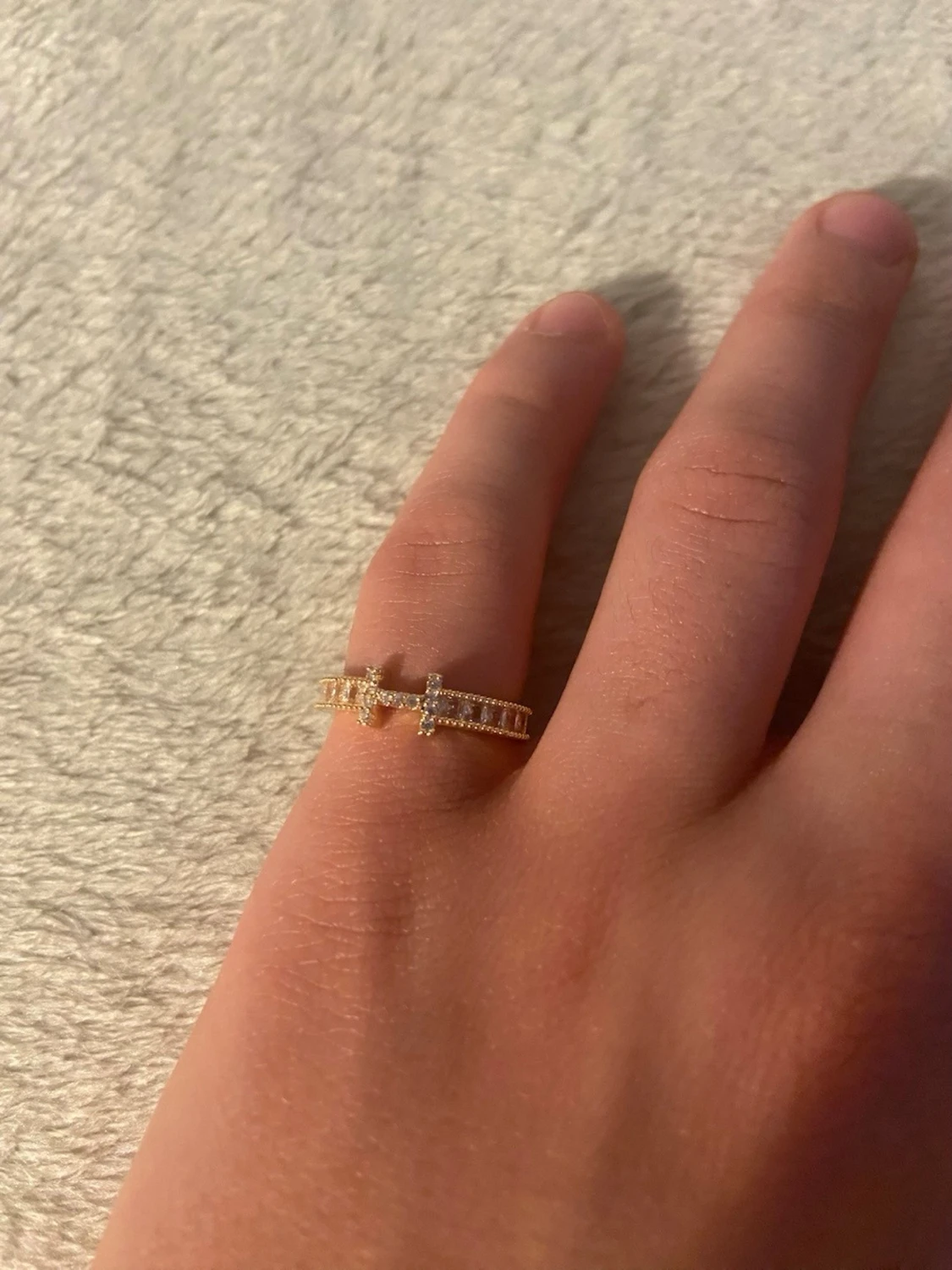 Guldfärgad ring med pärldetaljer - 2