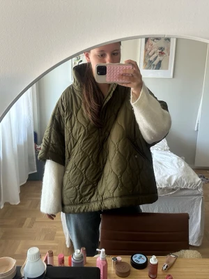 Olivgrön quiltad ponchojacka - Populär jacka! 