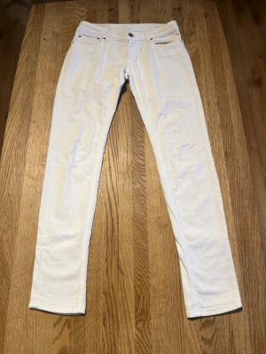 Vita jeans från Dondup  - Snygga vita jeans från Dondup med klassisk femficksdesign och raka ben. Jeansen har normal midja och är tillverkade i ett stretchigt material som ger en bekväm passform. Perfekta för dig som vill ha en clean och fräsch look.