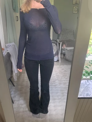 Blå tröja från intimissimi💙 - Tröjan är väldigt skön. Dock har den hål vid slutet av högra armen därför går priset att diskutera💙💙