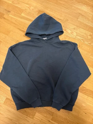Mörkblå hoodie från Acne Studios - Säljer denna as feta acne studios hoodien då den tyvärr ej passar mig, tröjan är i storlek S och är i otroligt fint skick, pris kan alltid diskuteras, hör av er vid frågor eller funderingar