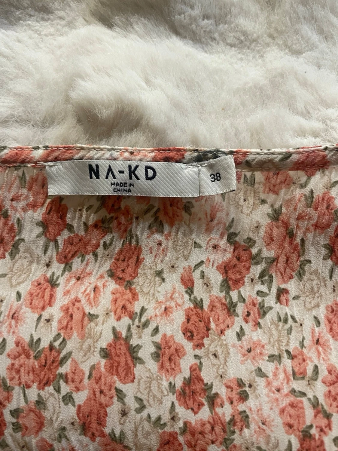 Blommig omlottklänning från NA-KD - 4