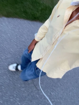 Ralph Lauren skjorta  - Tja säljer nu denna sjukt snygg ljusgula skjorta från Ralph Lauren med klassisk krage och knappar hela vägen. Skjortan har lång ärm och ikonisk broderad logga på bröstet. Perfekt att styla till ett par jeans nu till sommar. Nypris: 1795kr. Mitt pris: 500kr