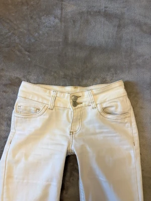 vita nelly jeans  - säljer mina vita jeans från nelly nu för dom ej kommer till användning, använda typ 2 ggr 