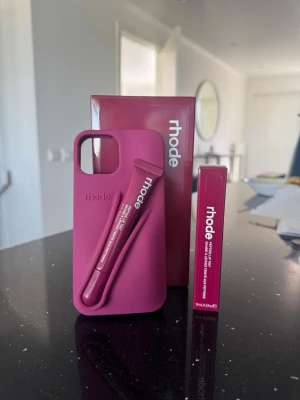 Rhode skal + lipgloss - Passar iphone 13/14/15. Oanvänt! 
