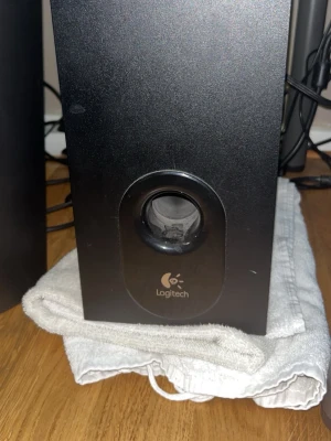 Logitech högtalare  - Säljer detta riktigt feta logitech settet med 2 högtalare och en bas. Alla kablar kommer med. Som ni ser så har nättet gått sönder lite där uppe men inget som påverkas av det. Ljudet är fantastiskt och basen är låtar som vanligt. Ny pris cirka 1500 o säljer för 527!! 
