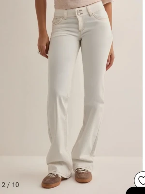 Vita bootcut jeans från Nelly  - Snygga vita bootcut jeans från Nelly.