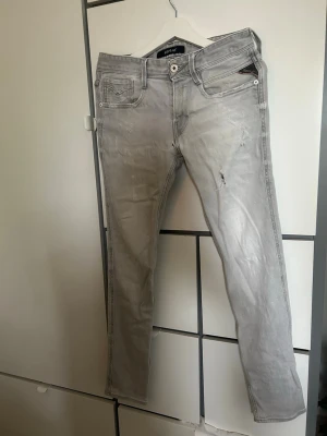 Replay jeans  - Tja, säljer nu mina Replay jeans i storlek 29 i färgen ljus grå. Med slitningar som är en fin detalj. Jag säljer för 399kr men inte hugget ur sten. 