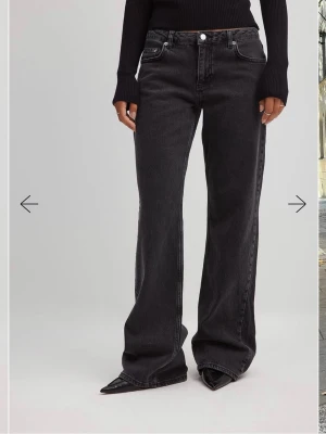 Svarta raka jeans med låg midja - Svarta jeans med rak passform och låg midja. I storlek 36 från NA-KD. Sällan använda, i mycket fint skick💓