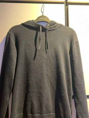 Marin blå kashmir tröja - Mysig marin blå stickad hoodie från RYVLs. Perfekt för en avslappnad och stilren look. Materialet är mjukt och ger en skön känsla mot huden.